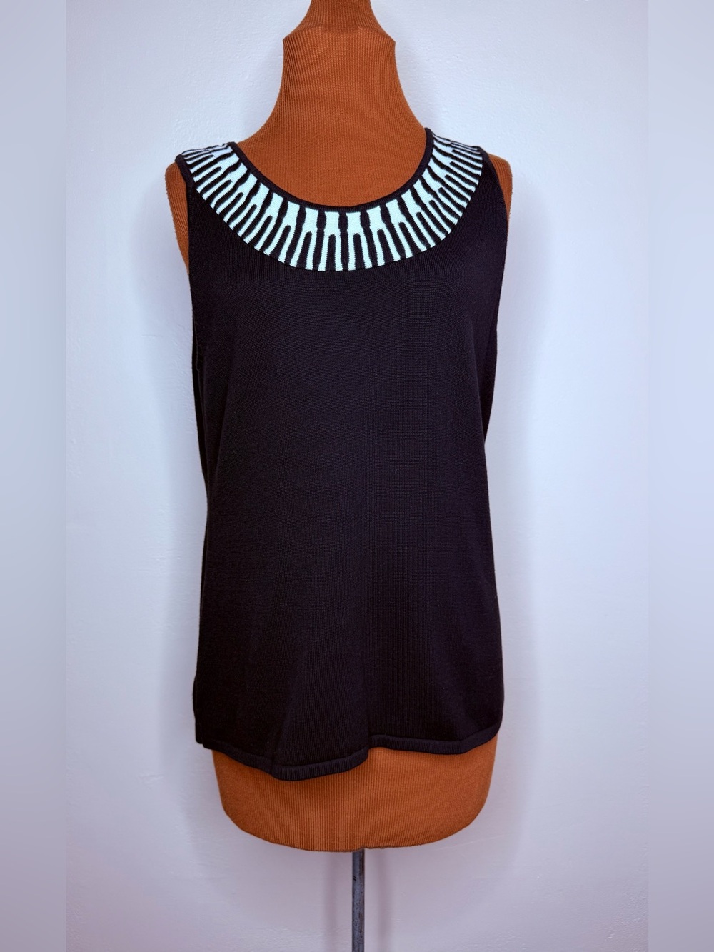 Rafael Black Sleeveless Sweater Top White Patterned Neckline Size Large